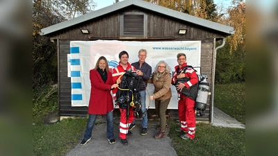 Dr. Sigrun Matthes (l.) und Daniela Heggmaier (2. v. r) vom Rotary Club München-West, Manfred Arnold vom Verein „Gröbenzell hilft“ (Mitte), Sebastian Saft (2. v. l.) und Konstantin König (r.) von der Wasserwacht Olching. (Foto: Rotary Club München West)