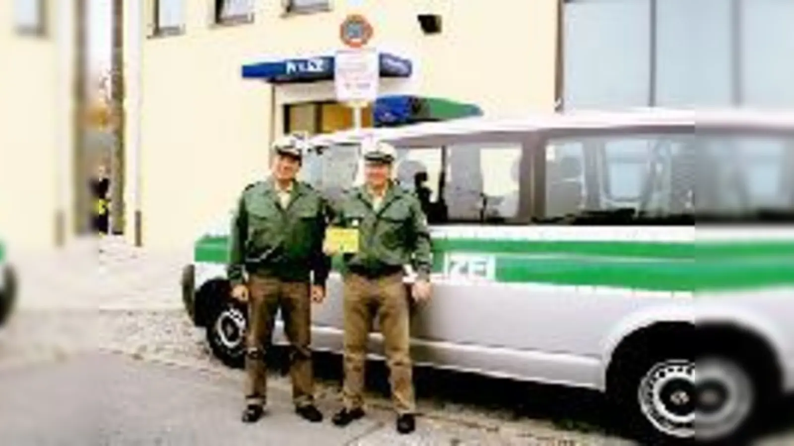 Polizeihauptkommissar Dieter Heumann und Polizeihauptmeister Werner Staude (v. l.) bieten zusammen mit ihren Kollegen in der kommenden Woche nützliche Tipps zum Thema Sicherheit vor Einbrüchen.  (Foto: Woschée)