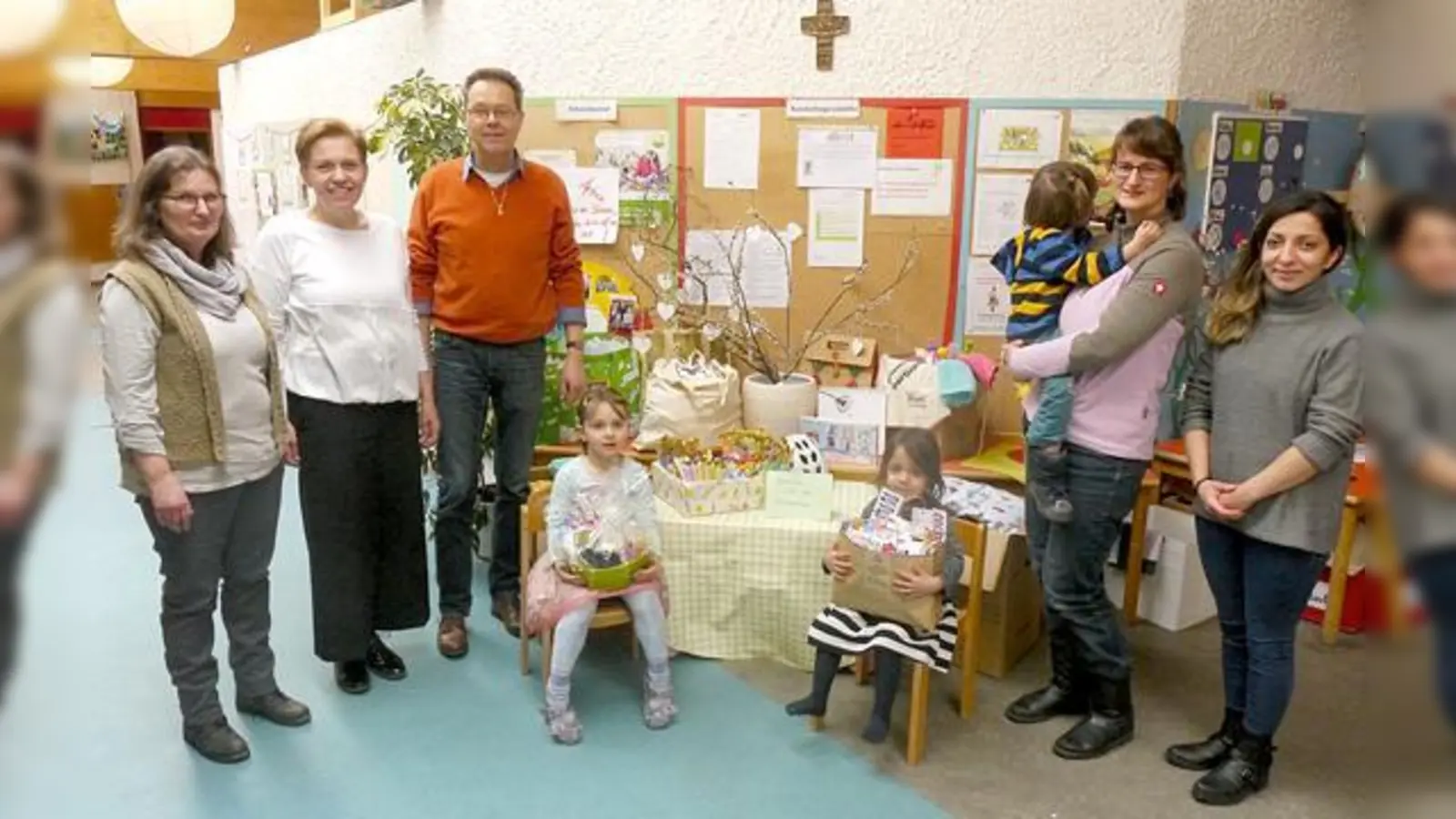 Barbara Thaler, St. Albertus Magnus Kita-Leiterin (l.), übergibt mit  Elternbeiratsvorsitzender Andrea Meßmer (2.v.l.), Meryem Pala (r.) und Antje Preuße (2.v.r.) vom Elternbeirat sowie Kindern die Spenden an den Heimleiter Stephan Dauer (3.v.l.).  (F: priv)