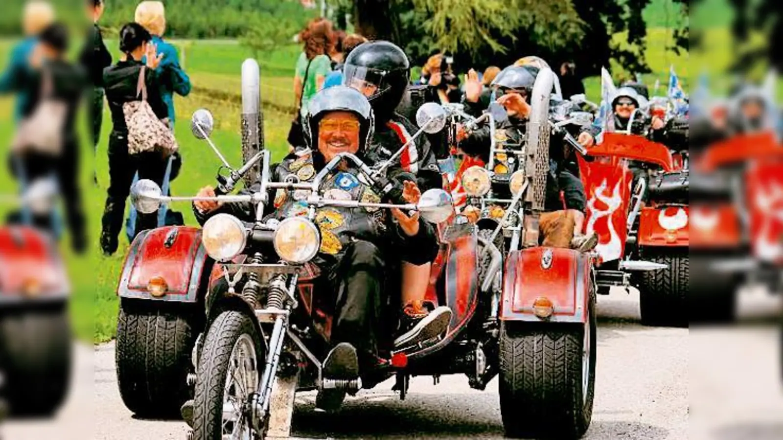 Bei der Zieleinfahrt: die Schwabinger Kinder auf heißen Gefährten.	 (Foto: Verein)