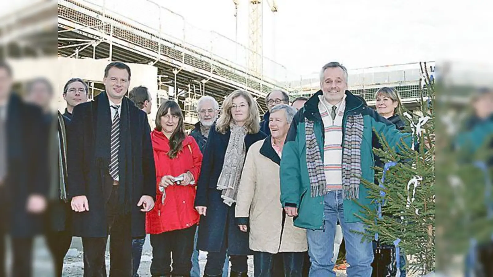 Bürgermeister Jörg Pötke freute sich mit den Gästen über die gelungenen Richtfeste.   (Foto: mst)