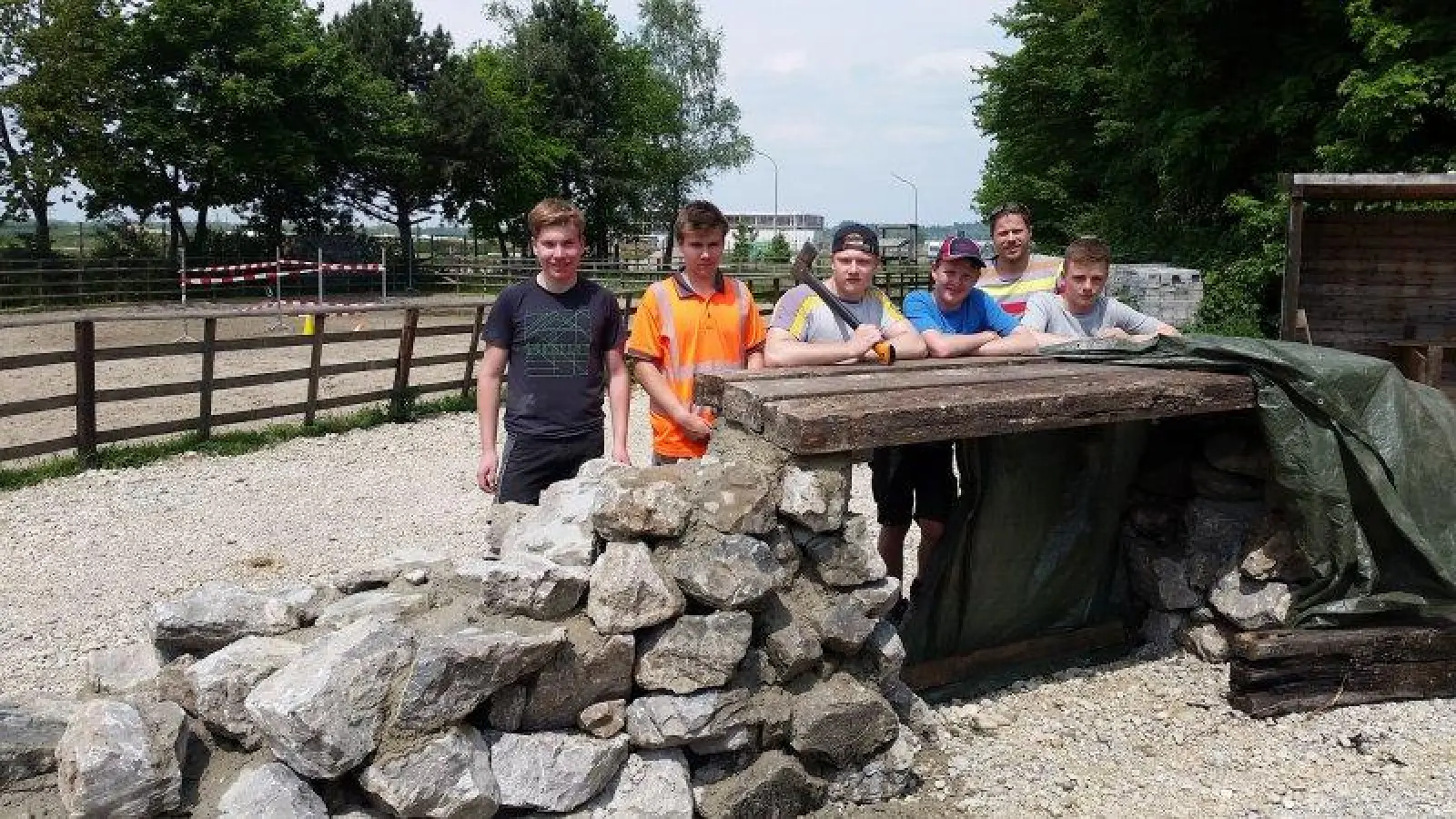 Auf der Kinder- und Jugendfarm gibt es immer etwas, was instand gesetzt werden muss. Die Jugendlichen aus der Bauabteilung der Kolping-Berufsschule machten hier ihr Pflichtpraktikum. Unter anderem bekamen die Ziegen eine Kletterburg aus großen Steinen. (Foto: Kinder- und Jugendfarm)