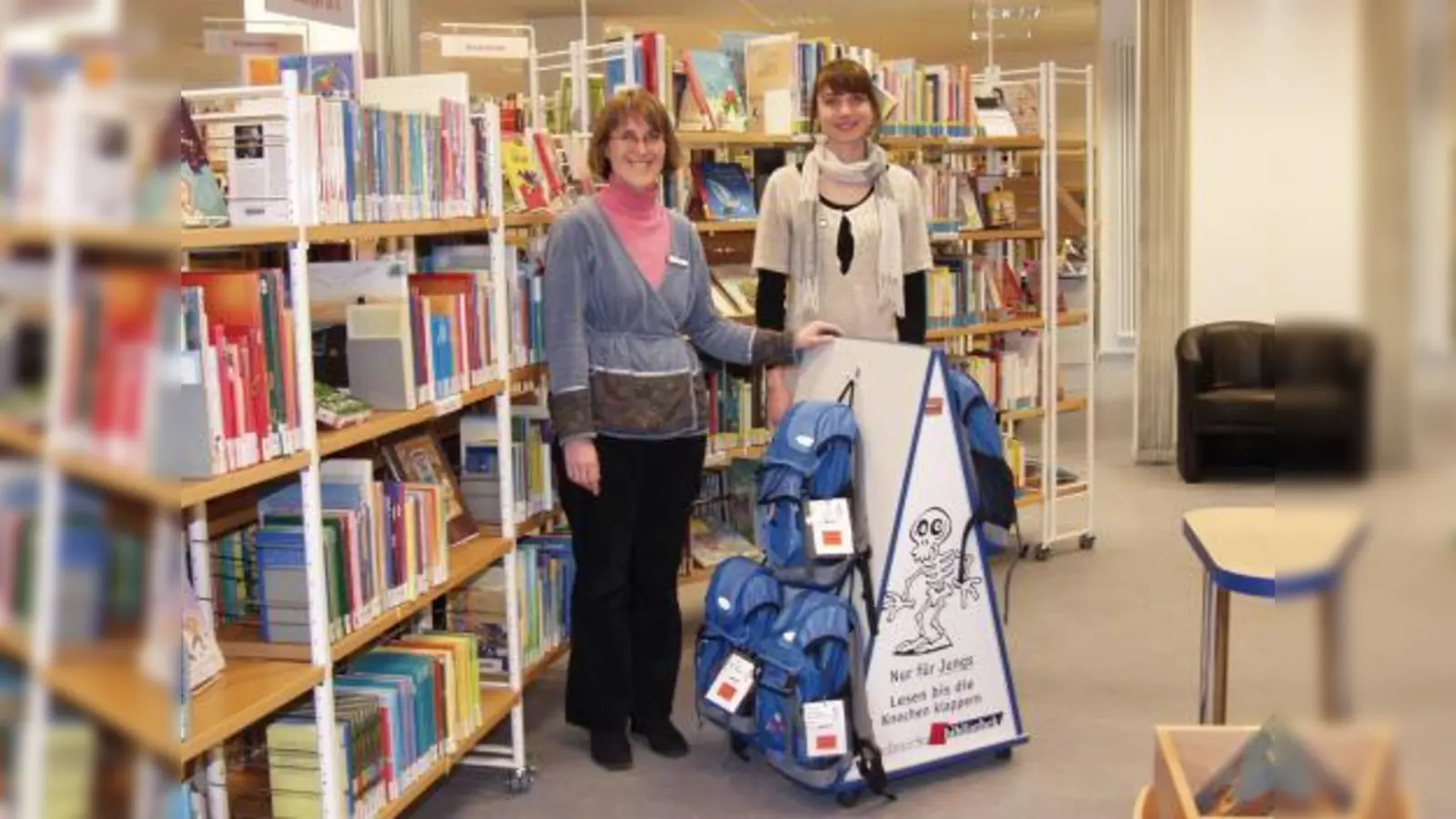 Bibliotheksleiterin Rosmarie Gaupmann (l.) zeigt gemeinsam mit der neuen Kinder- und Jugendbibliothekarin Katrin Fleischmann die neuen, attraktiven Medienrucksäcke für Jungs. (Foto: Eva Schraft)