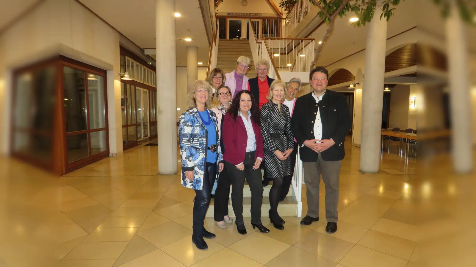 Bei der Neuwahl der FU: Kreisvorsitzende Gerlinde Koch-Dörringer, Manuela Glass, Inge Geissler, Ingrid Wiegand, Christiane Lohmeier und Bgm. Thomas Loderer (hinten oben): Ingeburg Date, Helga Birk und Maria Lang. (Foto: VA)