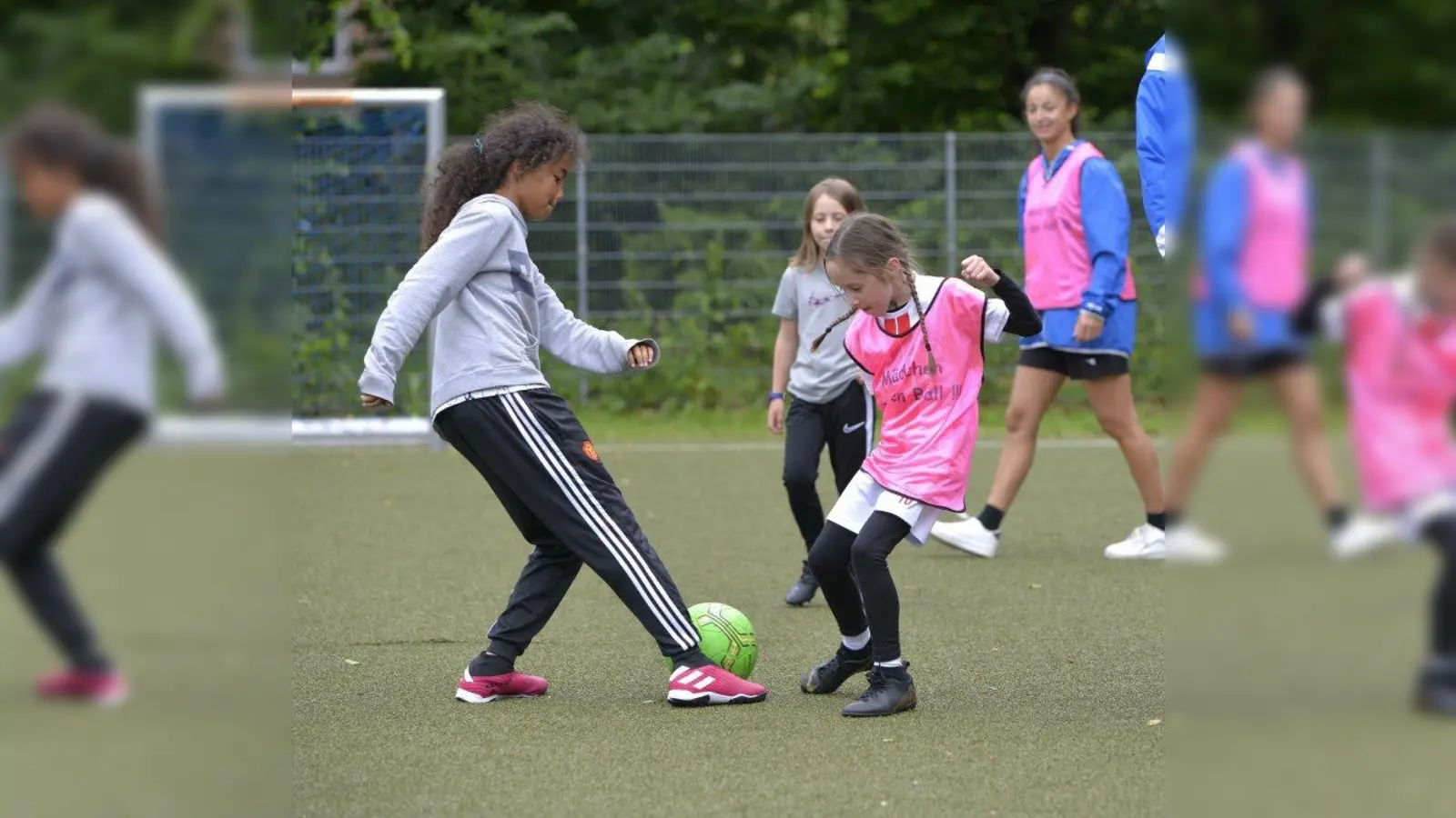 Fußball nur für Mädchen: In einem Stadtratsantrag fordert die Rathauskoalition aus Grüne / Rose Liste, SPD und Volt, das Projekt „Mädchen an den Ball” ab kommenden Jahr dauerhaft zu fördern. (Foto: BIKU e.V.)