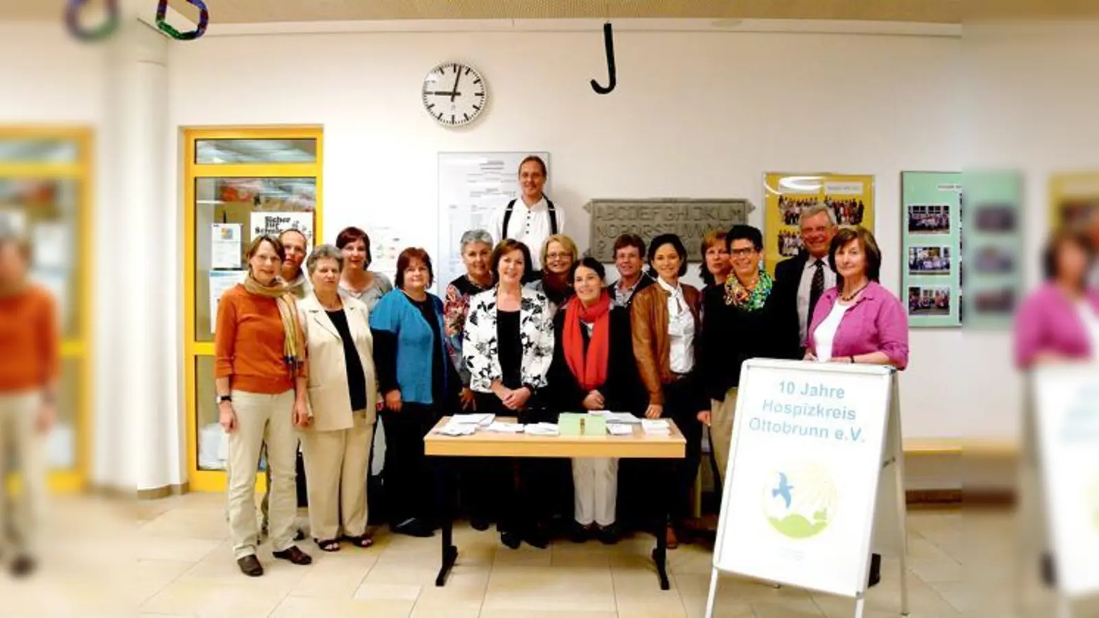 Mitarbeiter des Hospizkreises mit dem 2. Bürgermeister von Hohenbrunn, Benno Maier (2. v. r.), nach einem interessanten Vortragsabend. 	 (Foto: VA)