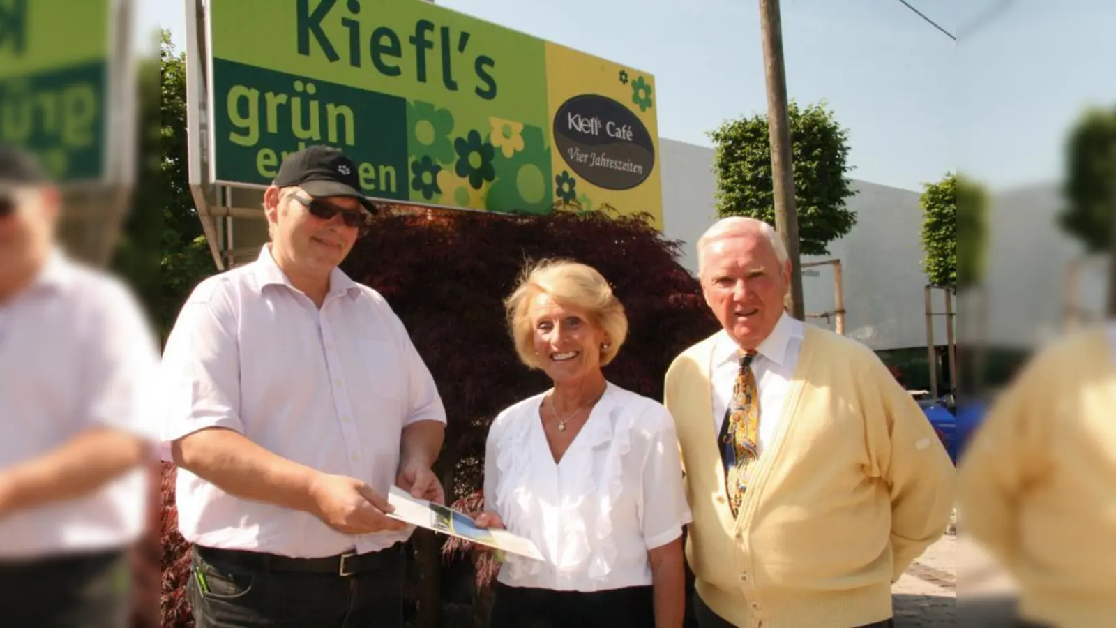 Für das Ehepaar Annemarie und Peter Silbernagl (re.) aus München geht es zu einem Wellness-Wochenende nach Kärnten. Wolfgang Kiefl (l) überreichte den glücklichen Gewinnern der Kiefl-Verlosung den Hotelgutschein. (Foto: US)