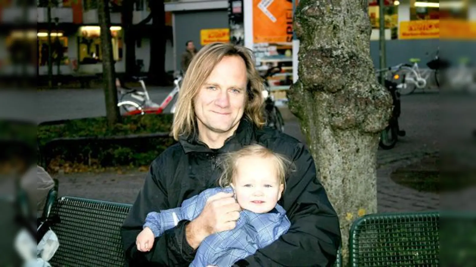 Michael George, hier mit Tochter Elin, engagiert sich dafür, dass der Hohenzollernplatz attraktiver wird.	 (Foto: Sylvie-Sophie Schindler)