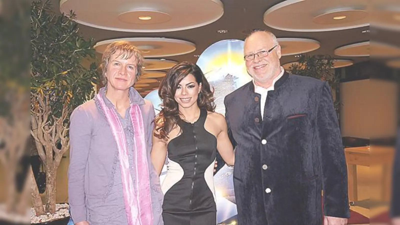 Werner Fuoss und Bettina Hanekop waren die glücklichen Gewinner, die den brasilianischen Showstar Fernanda Brandao bei Holiday on Ice treffen durften. 	 (Foto: hw)