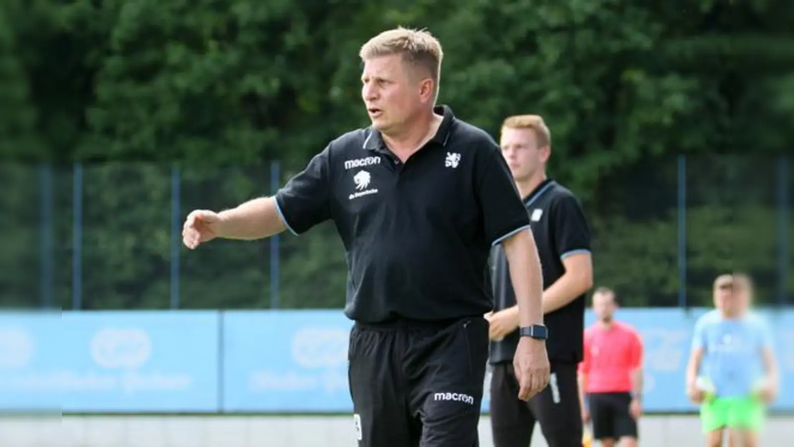 Bedient: Junglöwen-Ausbilder Wolfgang Schellenberg.  (Foto: Anne Wild)