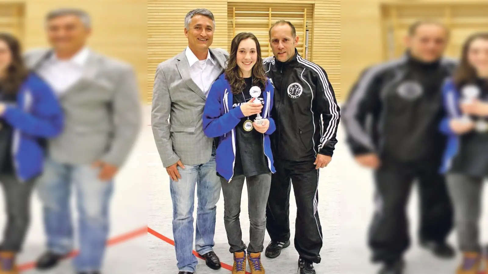Bundestrainer Georg Streif (li.) und Coach Alex Berghammer mit der ausgezeichneten Patrizia Kröck. 	 (Foto: Verein)