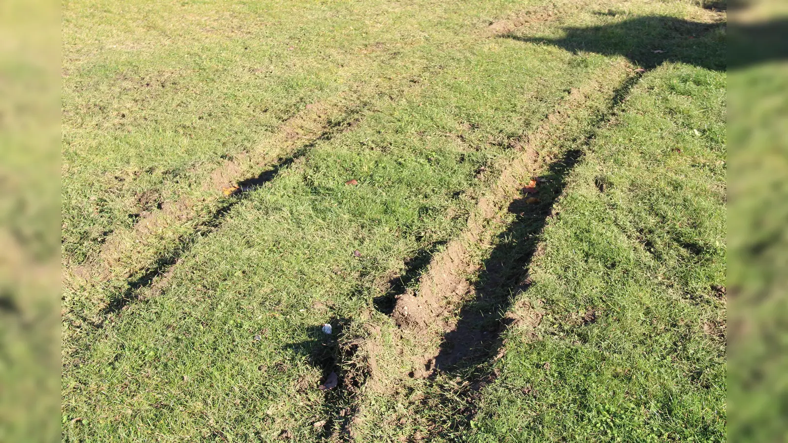 Auf der Grünfläche auf dem Luise-Kiesselbachplatz ist ein Schaden bei der Anlieferung für den Weihnachtsmarkt entstanden. (Foto: job)