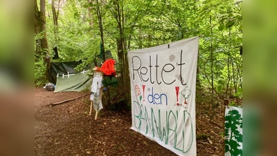 Protest seit Mitte Mai: in Forst Kasten gibt es ein Waldschützercamp, um gegen die Auskiesungsprobleme aufmerksam zu machen. Nun liegt dem Gräfelfinger Gemeinderat auch ein Auskiesungsantrag für den Lochhamer Schlag vor. (Foto: us)