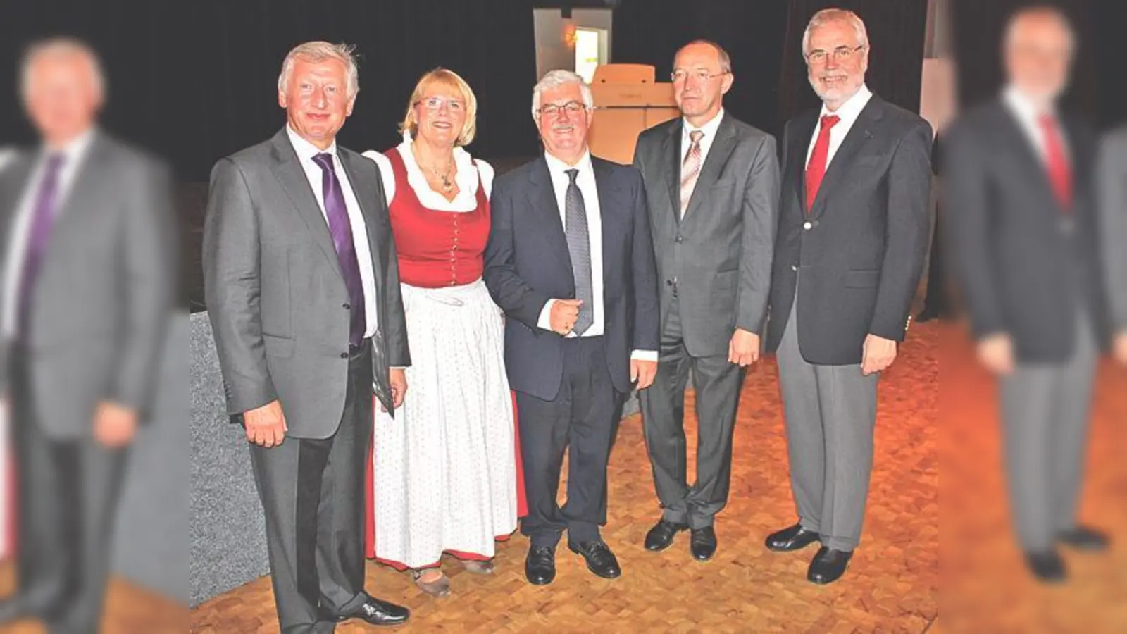Dr. Ulrich Hauner (Mitte) war zwölf Jahre lang Schulleiter des WHG. Vergangenen Mittwoch wurde er feierlich in den Ruhestand entlassen.	 (Foto: VA)