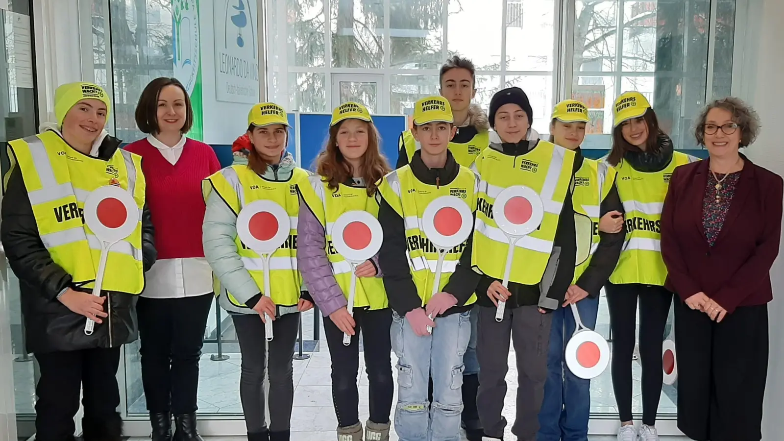Die Schülerlotsen mit Direktorin Dr. Patrizia Mazzadi (rechts) und Verbindungslehrerin Barbara Held. (Foto: Sch)