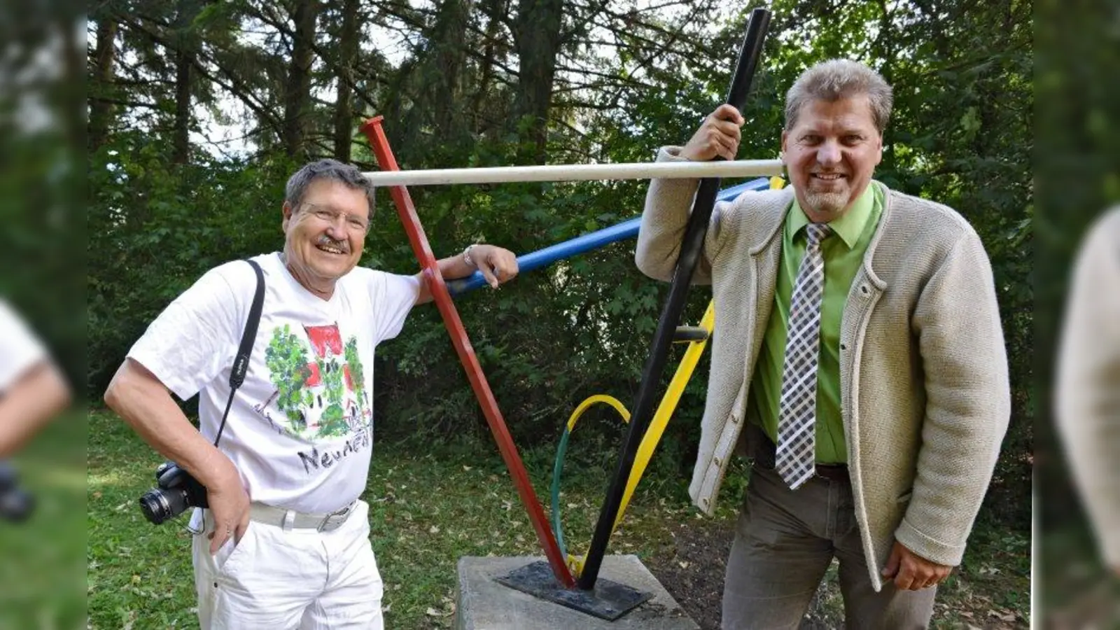 Bürgermeister Harald Zipfel (r.) und Künstler Karlheinz Esser mit der Skulptur „Geometrie der spitzen Winkel”. (Foto: pi)
