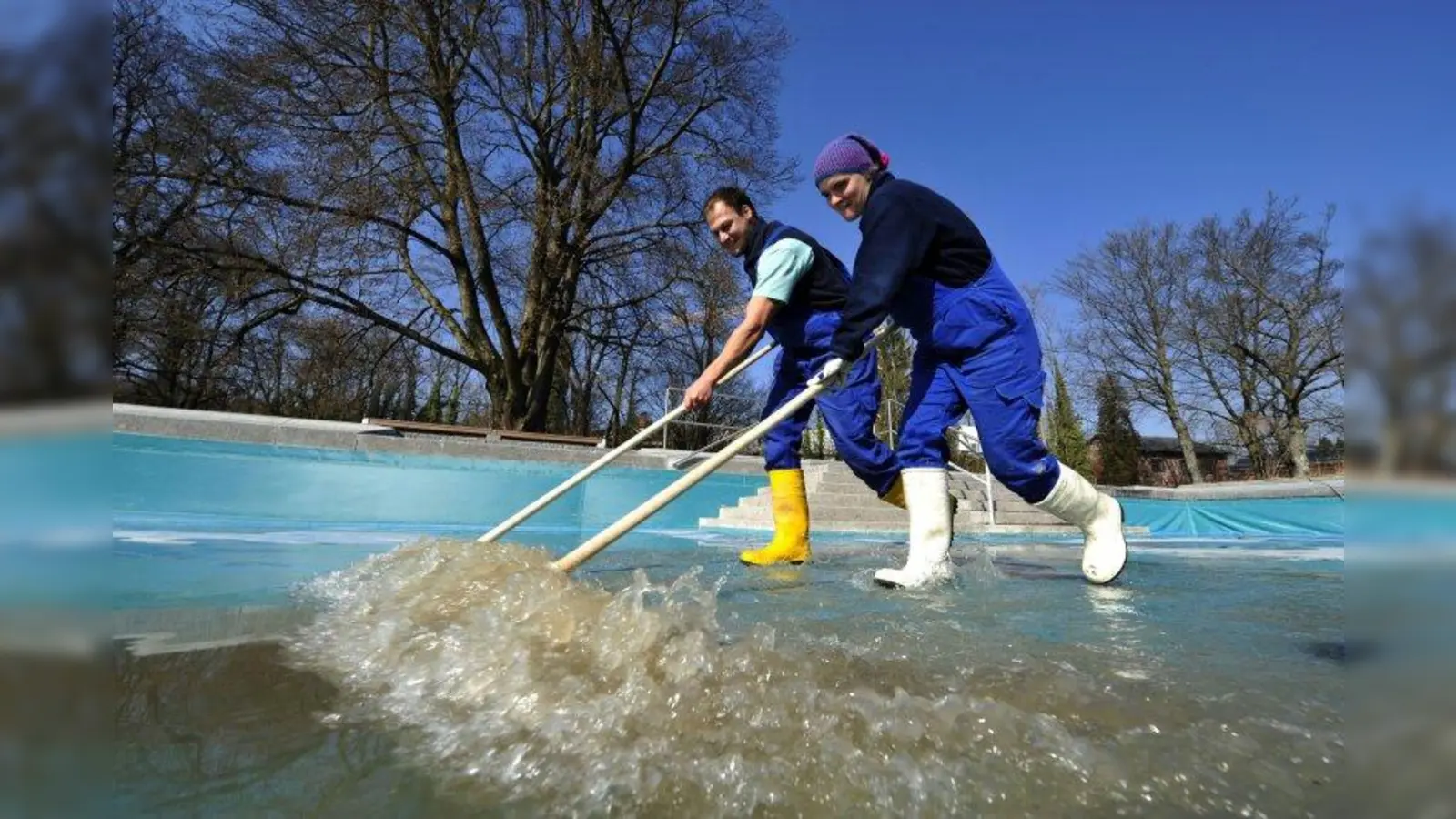 Marleen Freiberg und ihr Stellvertreter Stephan Krüger machen das Naturbad Maria Einsiedel fit für die Freibadsaison. (Foto: SWM)