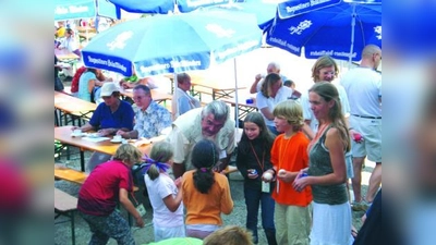 Günther Mack verteilte als kleinen Dank Schokolade an die Kinder. (Foto: Foto: privat)