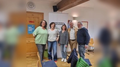 Referentin Carina Bischke von Fairtrade Deutschland, Tanja Bergold, Claudia Pfefferseder, Babak Afshar und Christian Schmidt von der Steuerungsgruppe Fair Trade (v.l.). (Foto: Bergold)