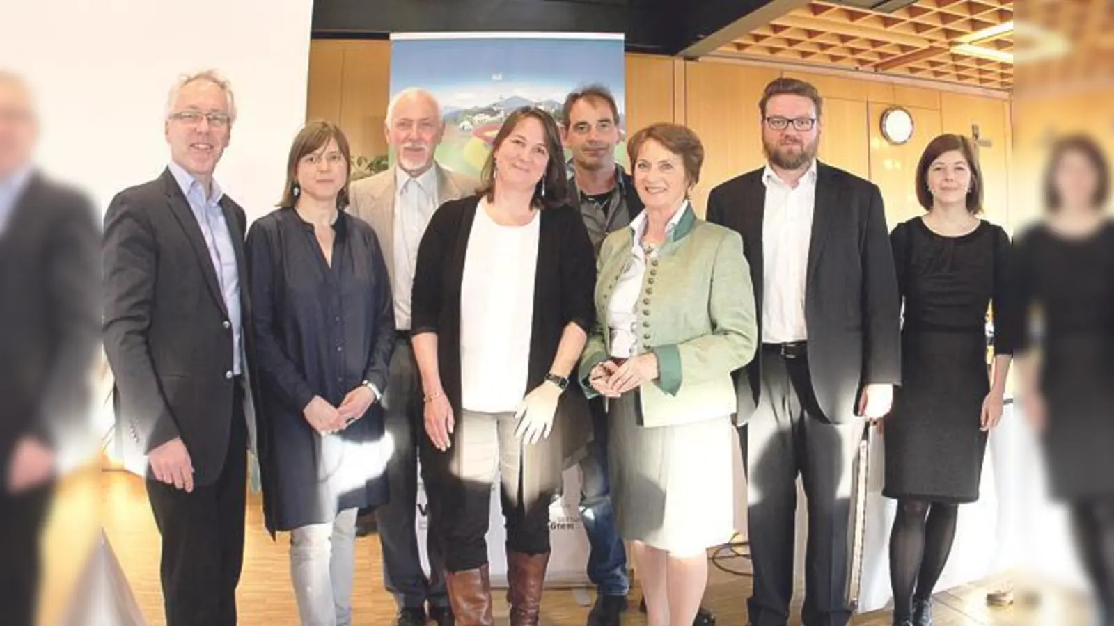 Klangfreunde unter sich (v. l.) Bürgermeister Günter Heyland, Ute Cox, Rüdiger Berger, Nikola Eberhorn, Heinrich Wolfensberger und Franziska Kurz. VHS-Leiter Christoph Schulz sowie Gemeinde-Archivarin Barbara Reinicke.	 (F.: RedN)
