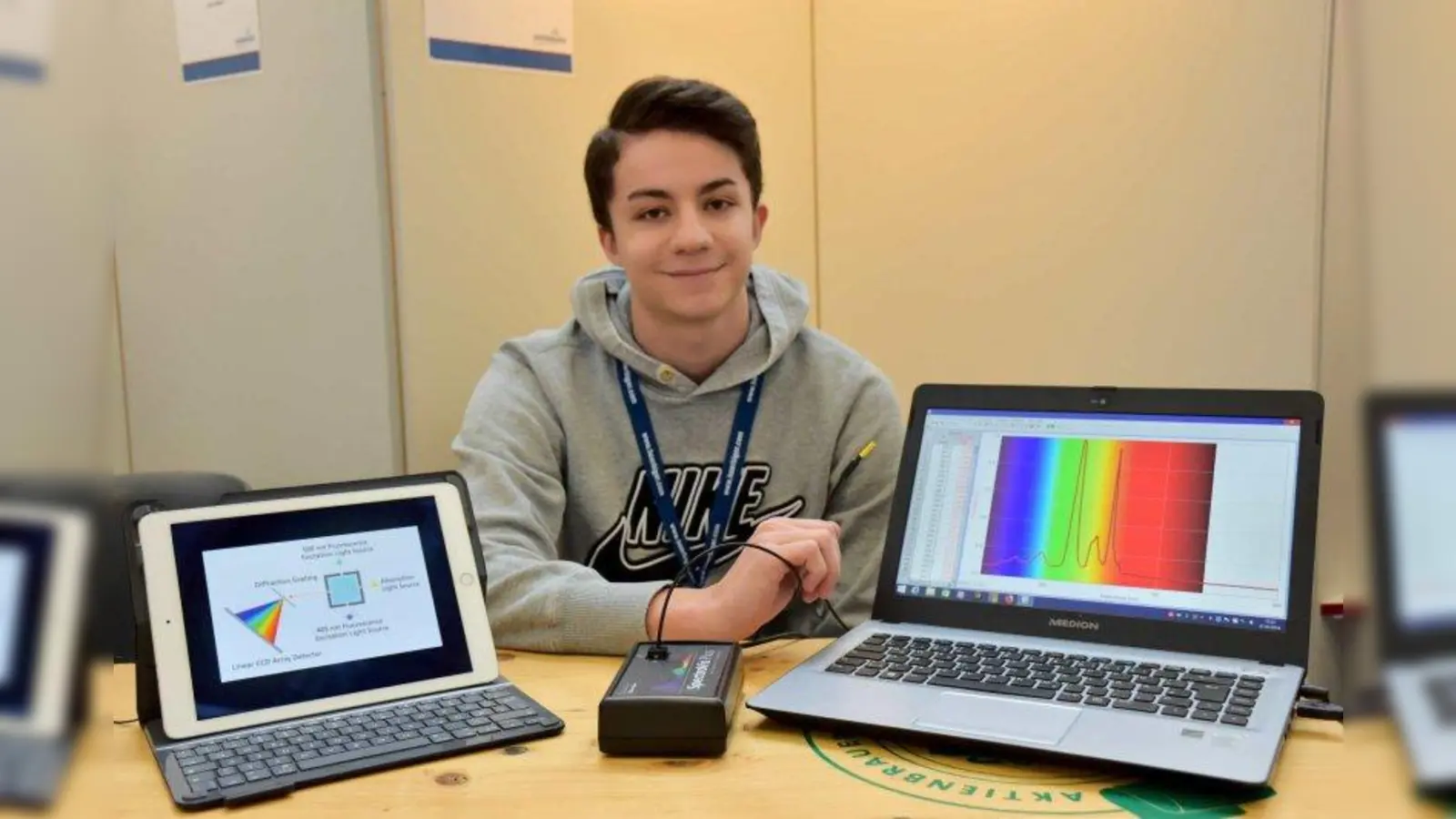 Joel Ramadani (19) ist in Astrophysik fit: anhand von Spektraluntersuchungen von Licht lässt sich herausfinden, welche Gase es auf fernen Planeten gibt. (Foto: Hauck)