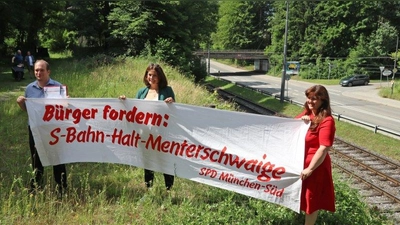 Sebastian Roloff (Direktkandidat der SPD im Münchner Süden zur Bundestagswahl), Andrea Barth (Mitglied der SPD-Fraktion im Bezirksausschuss Münchner Süden) und Heike Kraemer (Mitglied der SPD-Fraktion im Bezirksausschuss Untergiesing-Harlaching) mit dem Banner von 1985 und der immer noch aktuellen Forderung. (Foto: SPD)