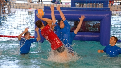Spannende Spiele: Auch in der Partie Dachau (blau) gegen Soest war einiges geboten.  (Foto: SV Dachau, Aquaball)