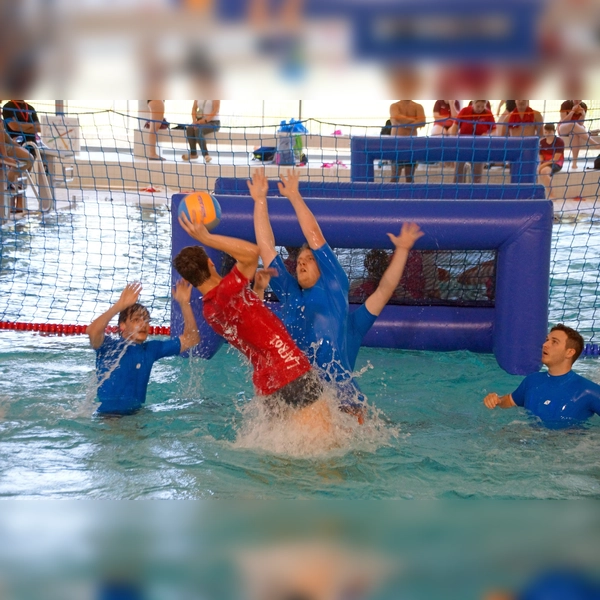 Spannende Spiele: Auch in der Partie Dachau (blau) gegen Soest war einiges geboten.  (Foto: SV Dachau, Aquaball)