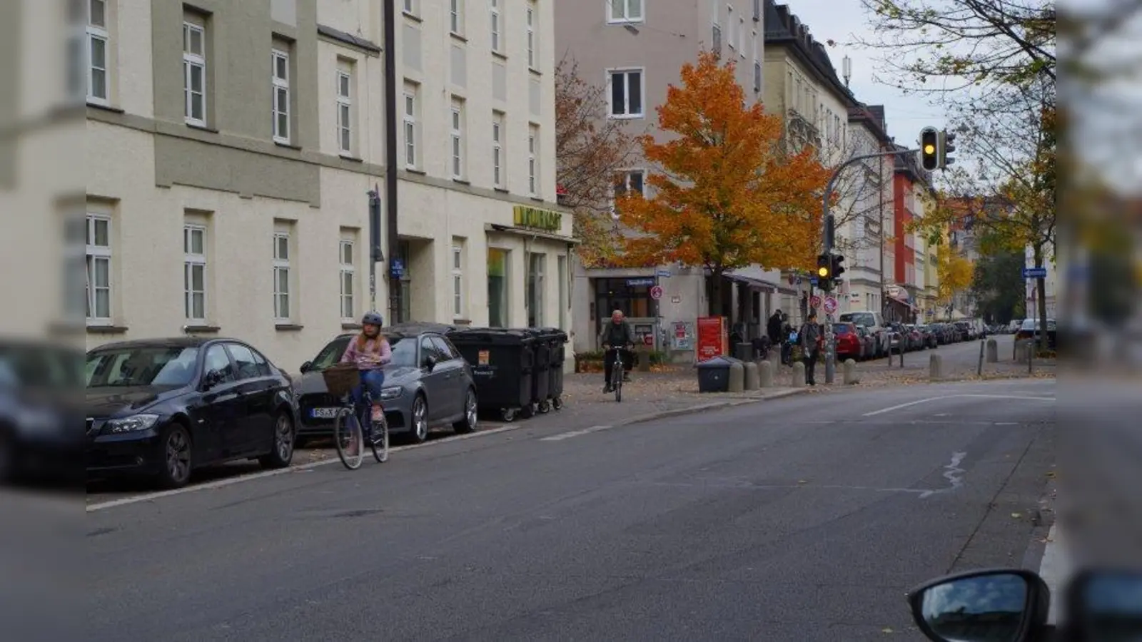 Für Radler und Fußgänger soll dieser Weg frei bleiben. Daher soll die Anlieferung der Geschäfte künftig über eine eigene Ladezone in der Kazmairstraße (gegenüber „Wimmer“) erfolgen - so schlägt es die Behörde vor. (Foto: kö)