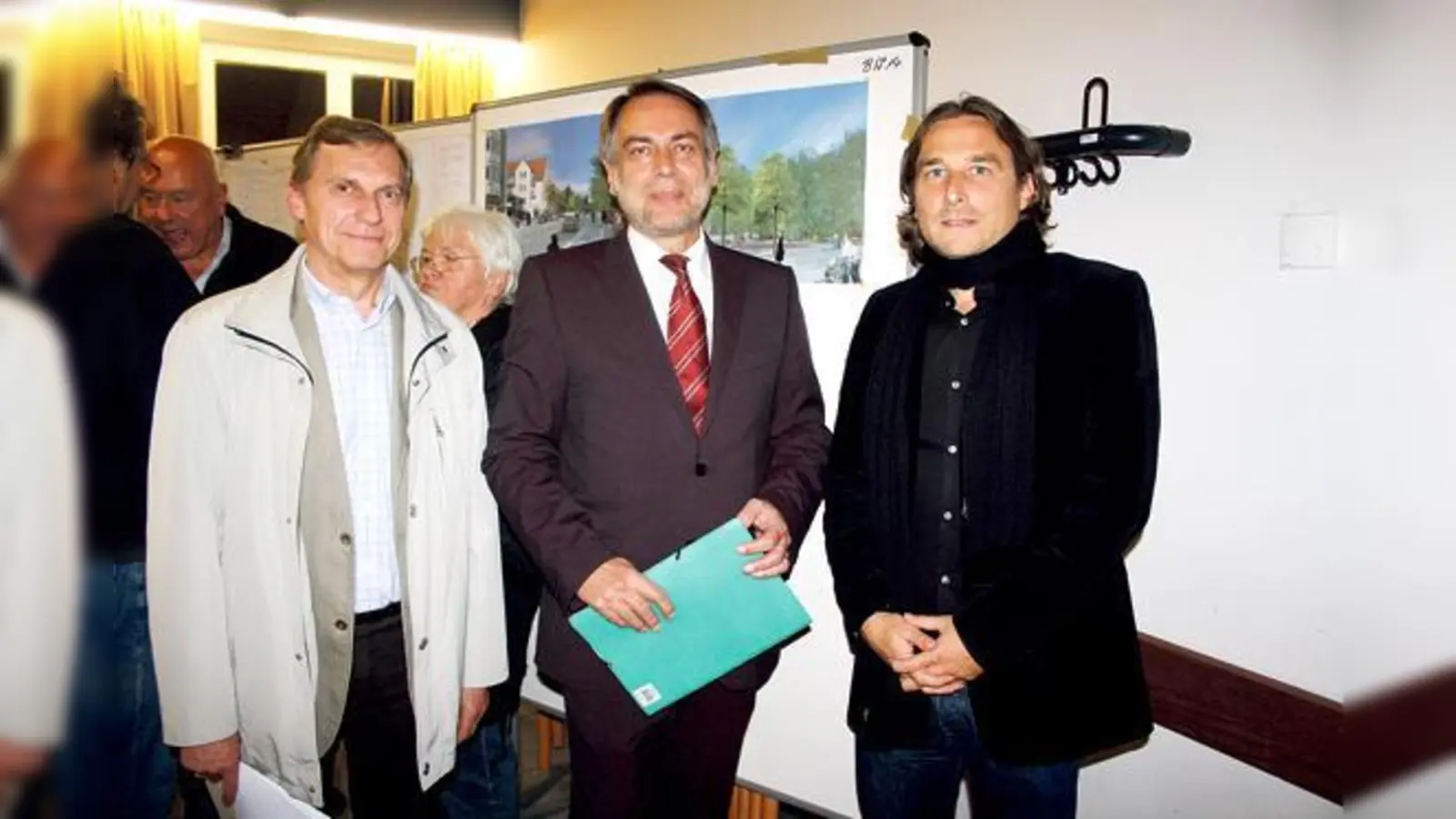 Herrmann Böck, Roland Zeller und Florian Hochstätter präsentierten den Berg-am-Laimer Bürgern die Planungen für ihren neuen Stadtplatz (von links).	 (Foto: js)