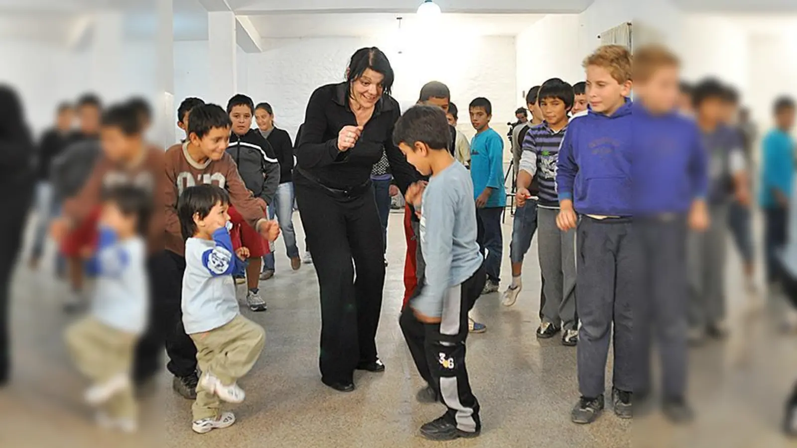 ghettokids  Soziale Projekte e. V. hat es sich zur Aufgabe gemacht, sozial benachteiligte Kinder zu fördern und zu unterstützen. Susanne Korbmacher (Mitte) ist die Vereinsvorsitzende.  (Foto: Verein)