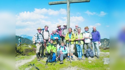 Die Wandergruppe aus Karlsfeld am Gipfelkreuz. (Foto: pi)