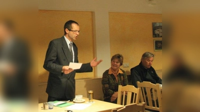 Die Gemeinde versicherte der DJK Würmtal auch weiterhin ihre Unterstützung. Von links DJK-Präsident Florian Ernstberger, Annemarie Detsch und Dieter Friedmann. (Foto: US)