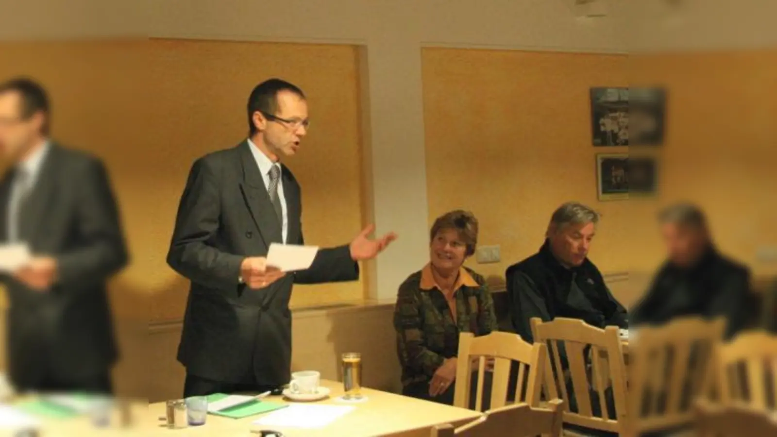 Die Gemeinde versicherte der DJK Würmtal auch weiterhin ihre Unterstützung. Von links DJK-Präsident Florian Ernstberger, Annemarie Detsch und Dieter Friedmann. (Foto: US)