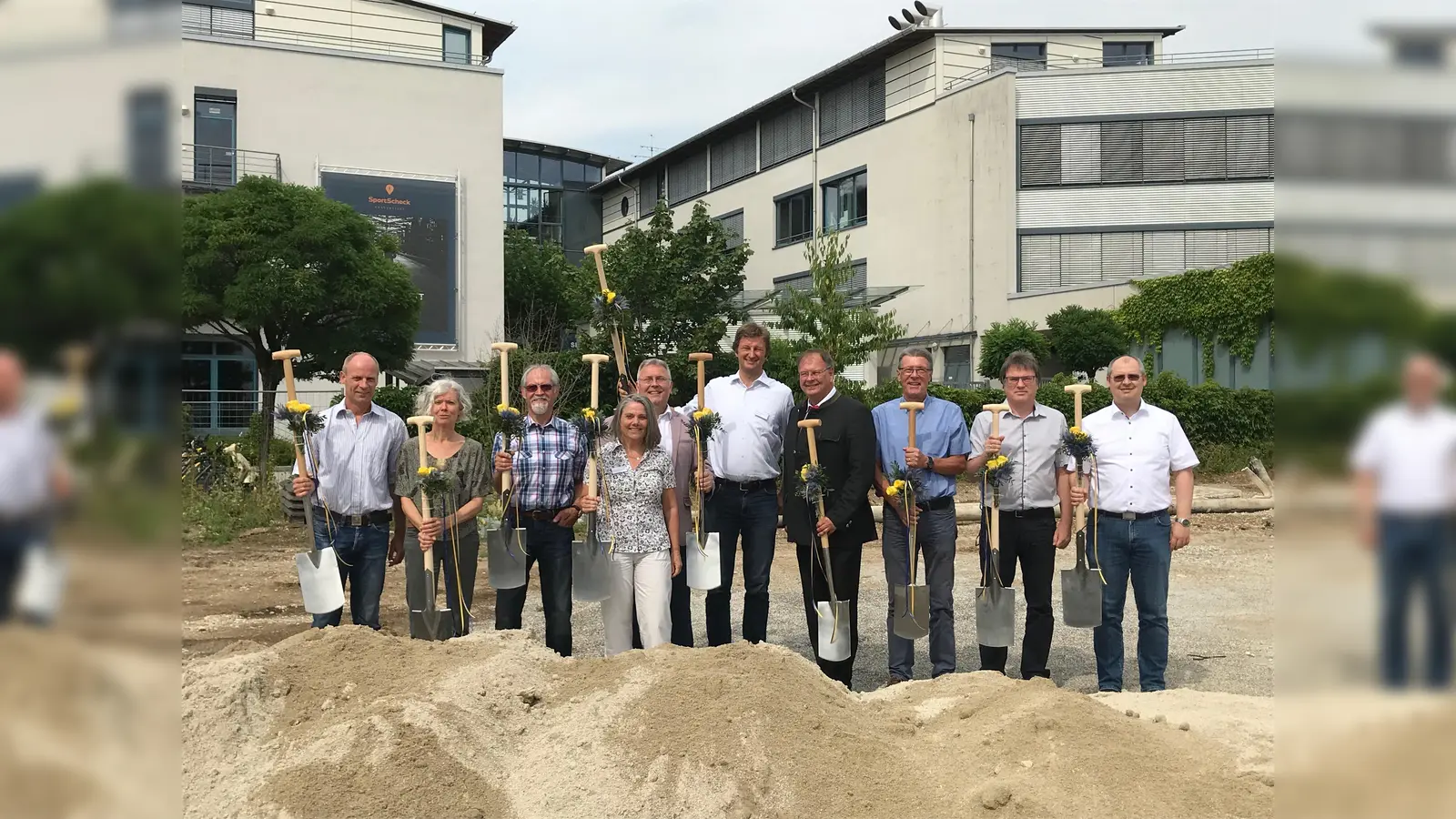 Feierten gemeinsam den 1. Spatenstich (v. r.) Stefan Lauszat, Gerhard Püchler, Jürgen Hoerner, Bürgermeister Wolfgang Panzer, Martin Okrslar, Markus Schwarz, Brigitte Wittmann, die zuständige Architektin Sybille Hüter und Hans-Peter Werner. (Foto: hw)