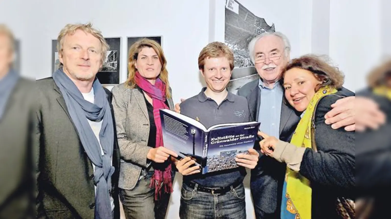 Freuen sich über die Ausstellung zum Stadion-Geburtstag: Hans Staudt, MdL Claudia Stamm, Roman Beer, Dieter und Mercedes Hanitzsch (v .l.). 	 (Foto: Schunk)