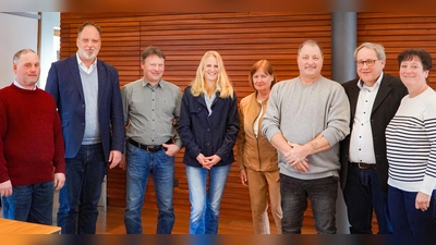 Feierten gemeinsam (v.l.): Walter Mühlbauer, Oberbürgermeister Tobias Eschenbacher, Martin Ilmberger, Corinna Boussaid, Helga Schöffmann, Jürgen Hoffmann, Rüdiger Jürgens und Personalratsvorsitzende Monika Zauner.<br>  (Foto: Stadt Freising)