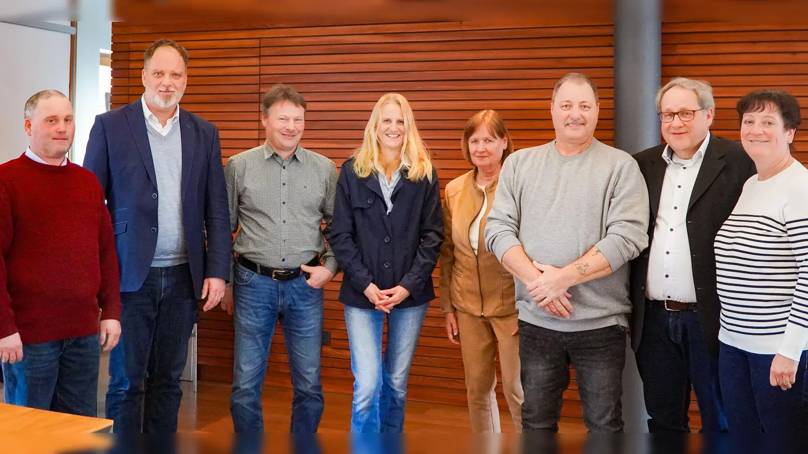 Feierten gemeinsam (v.l.): Walter Mühlbauer, Oberbürgermeister Tobias Eschenbacher, Martin Ilmberger, Corinna Boussaid, Helga Schöffmann, Jürgen Hoffmann, Rüdiger Jürgens und Personalratsvorsitzende Monika Zauner.<br>  (Foto: Stadt Freising)