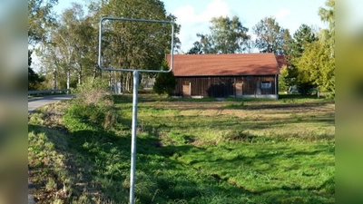 Das fehlende Ortsschild bedeutet nicht, dass Schwaigermoos nicht mehr existiert, sondern nach Meinung der Gemeinde Oberding das Ergebnis von Souvenirjägern.  	 (Foto: bb)