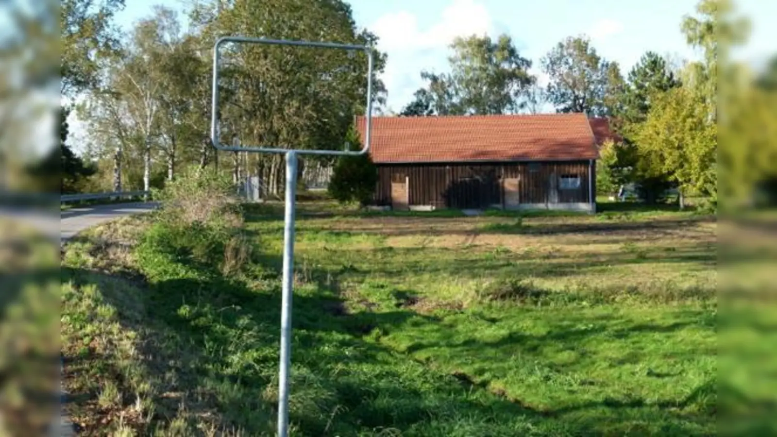 Das fehlende Ortsschild bedeutet nicht, dass Schwaigermoos nicht mehr existiert, sondern nach Meinung der Gemeinde Oberding das Ergebnis von Souvenirjägern.  	 (Foto: bb)