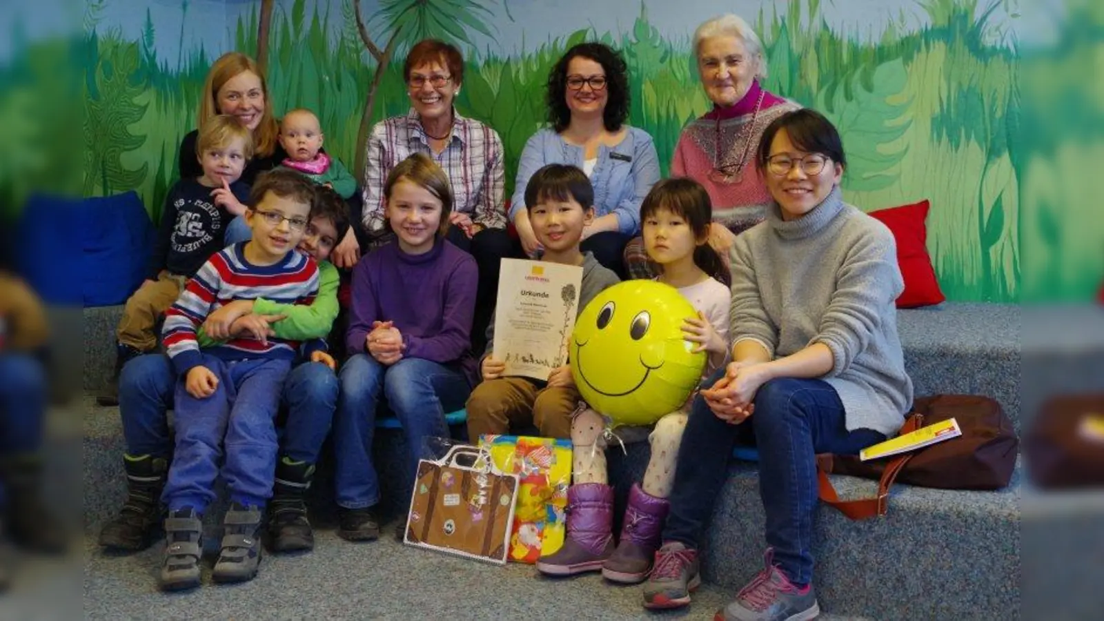 Zum 5. Mal wurde heuer in Laim die Ehrenurkunde für 100 Vorlesestunden der Lesefüchse vergeben! Im Bild: Jubilar David mit Urkunde, Adele Wolf und Helga Rieder (hintere Reihe) von den Lesefüchsen sowie Bibliothekarin Judith Böttger (2.v.r.). (Foto: kö)