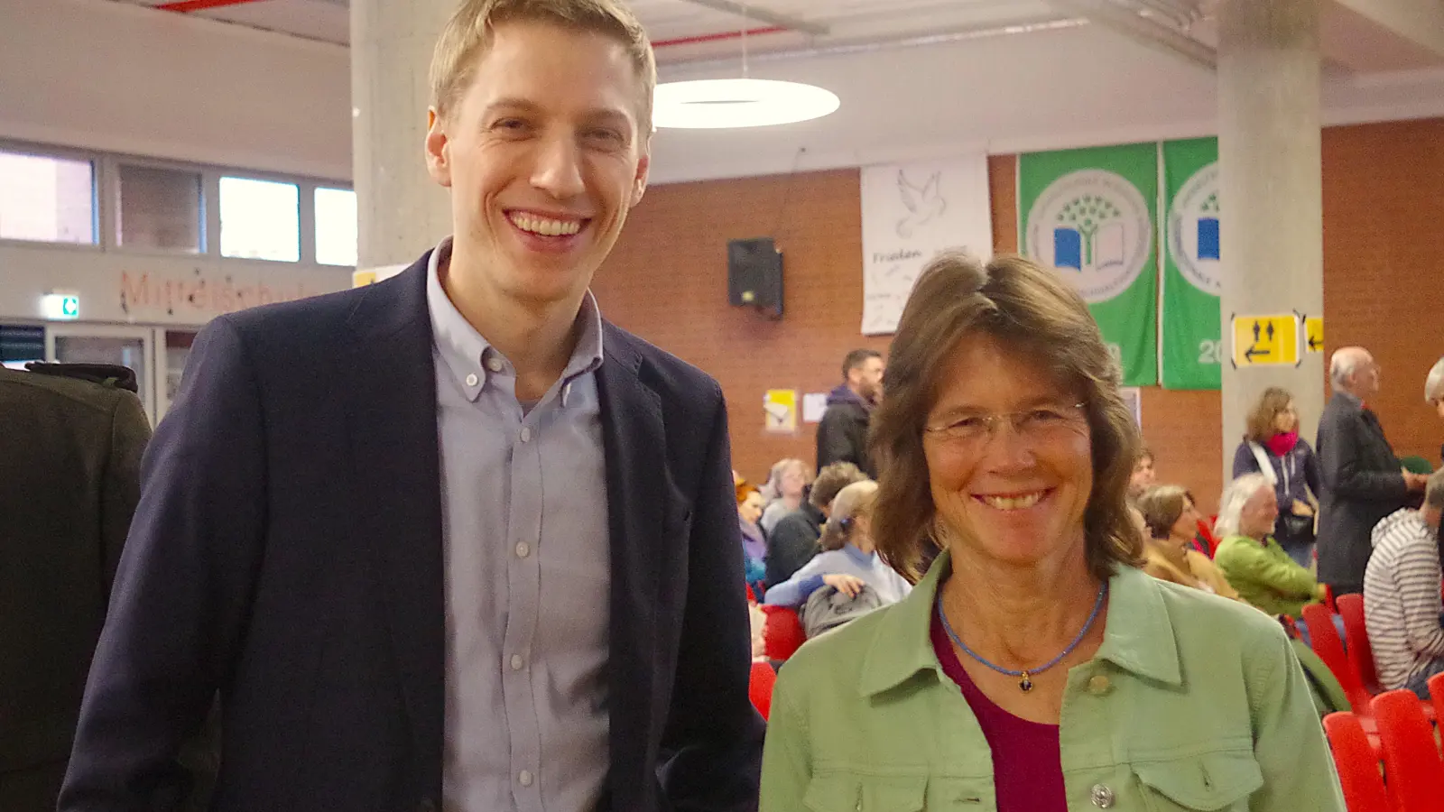 Dominik Krause, zweiter Bürgermeister der Stadt München, und Sibylle Stöhr, Vorsitzende des Bezirksausschusses Schwanthalerhöhe, begrüßten in der Aula der Carl-von-Linde Realschule zur Bürgerversammlung. (Foto: kö)