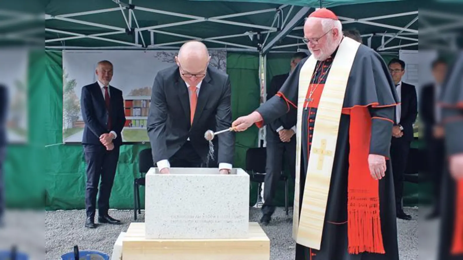 Während der Präsident der Katholischen Stiftungshochschule, Hermann Sollfrank (links), den Grundstein befüllte, übernahm Kardinal Reinhard Marx den Segen.	 (Foto: bs)