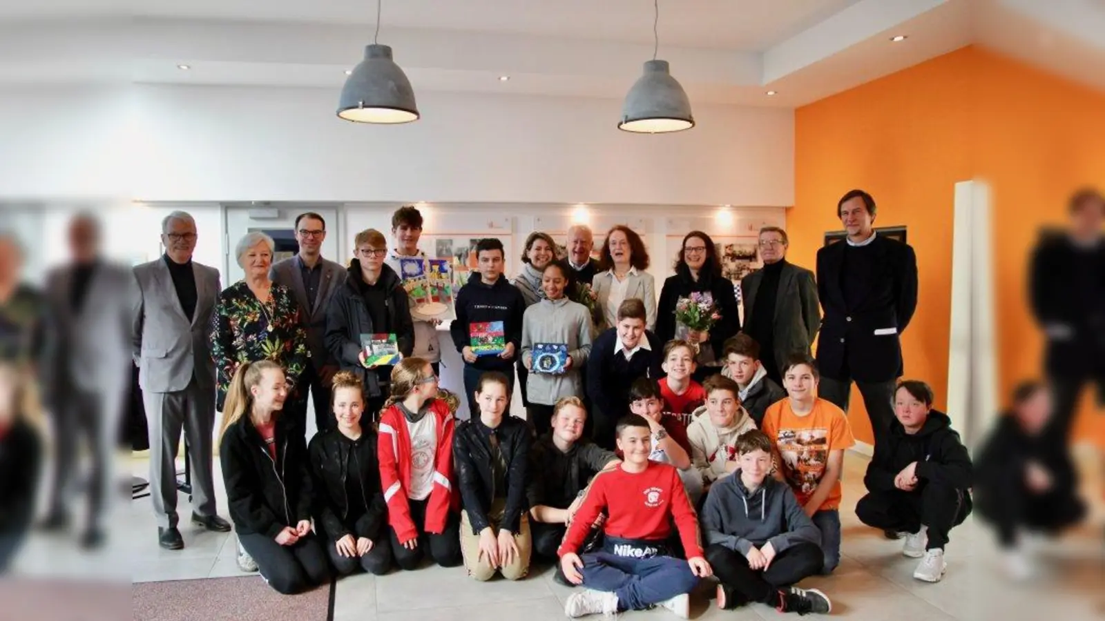 „Es ist uns seit jeher wichtig, unseren Kindern und Jugendlichen etwas mehr als nur klassische schulische Bildung zu vermitteln.“ Zur Preisverleihung am Kermess-Standort kamen Mitglieder des Mariensäule-Vereins, Lehrer und Schüler zusammen. (Foto: us)