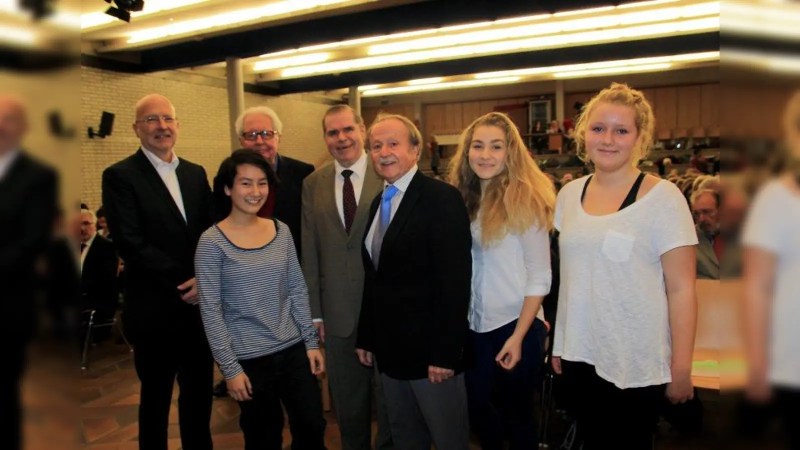 Zum Festakt für „50 Jahre sozialwissenschaftlicher Zweig“ begrüßten der Rektor Helmut Satzl, der Sozialkunde-Fachbetreuer Karl-Jörgen Simonsen (3. und 4. v.l) und die Schulsprecherinnen Elena Kloppe, Helena Wemberger und My-Lam Nguyen Alt-Oberbürgermeister Hans-Jochen Vogel 2.v.l.) sowie Stadtschulrat Rainer Schweppe (l.). (Foto: us)