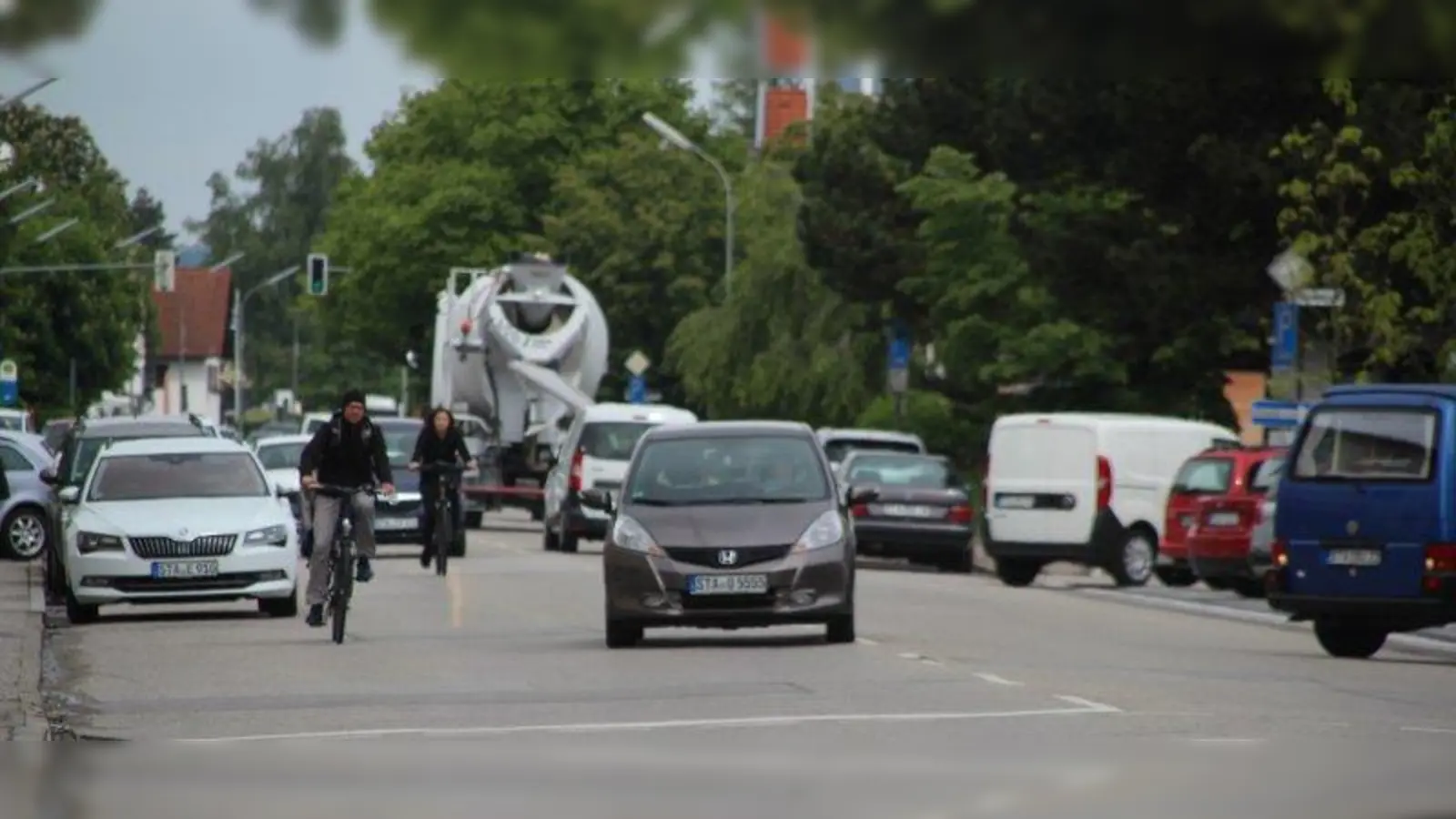 Nicht unkritisch ist es auf einigen Straßen Gilchings für Fahrradfahrer, hier die Römerstraße. (Foto: mka)