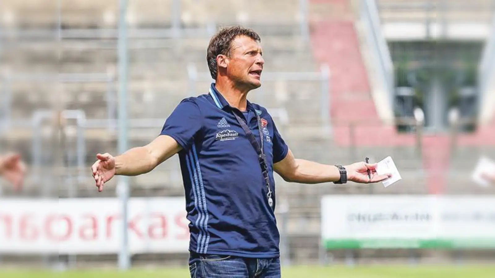 Kein Geschenk zum 49. Geburtstag: Claus Schromm musste die klare Niederlage seiner Mannschaft beim SC Paderborn 07 hinnehmen.	 (Foto: Christian Riedel)