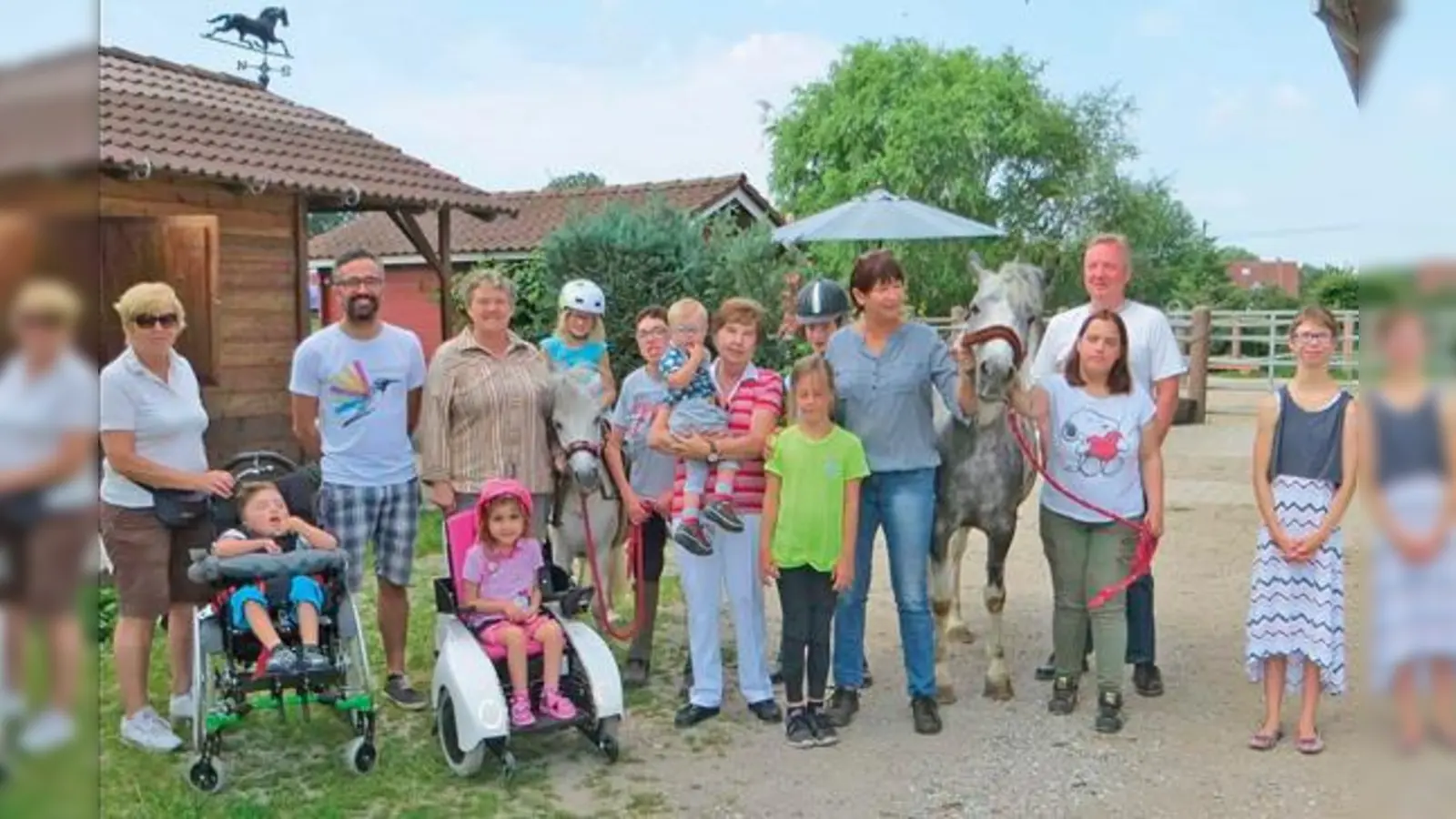 Mit auf dem  (Foto: Roland Graf (Vorstand Baugenossenschaft), Brigitte Scholle (Vorsitzende Luzia Sonnenkinder), Cornelia Kallwitz (Reittherapeutin) und Melitta Roth.)