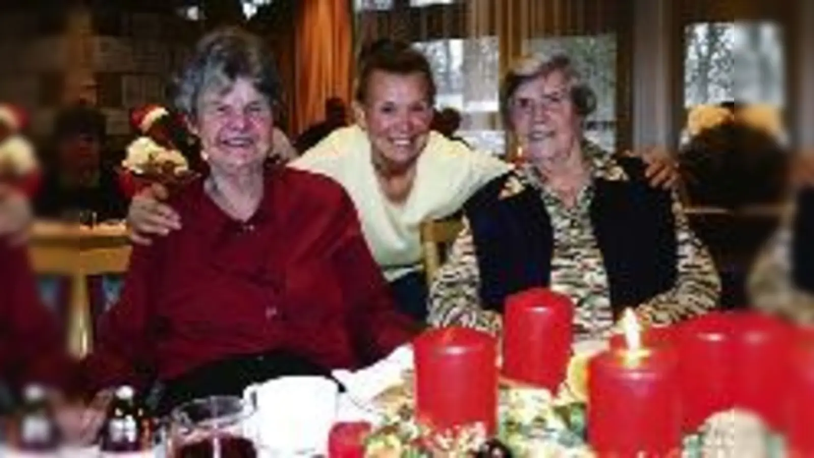 Auch zu Weihnachten fühlen sich Helga Jakob, Helga Froböse und Leonore Frenzel (v.l.) im ASZ Schwabing-West so gut aufgehoben wie in einer Familie. 	 (F.: ko)