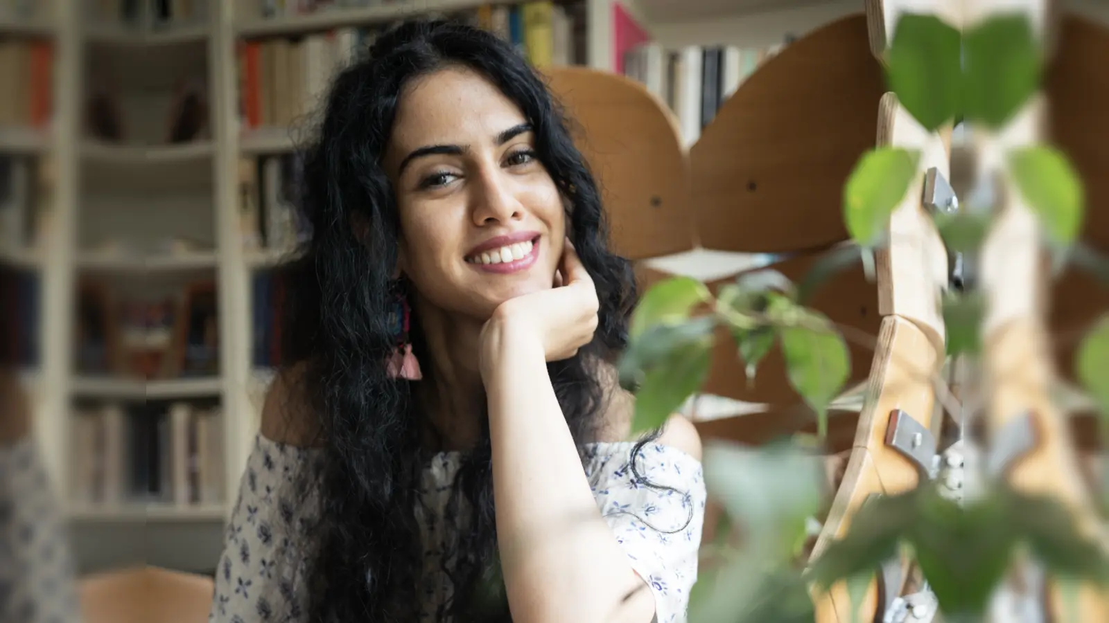 Die Exil-Autorin Atefe Asadi liest aus ihren Texten, die sich mit sozialen, politischen und religiösen Themen der iranischen Gesellschaft beschäftigen. (Foto: Camilo Pacon)